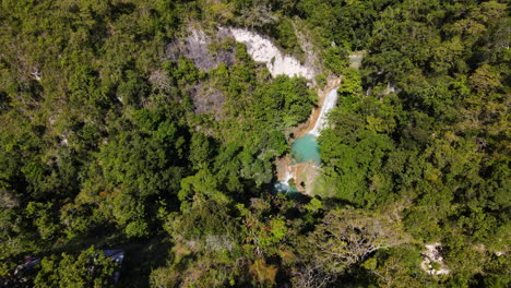 Enthüllte-Exotische-Wasserfälle-Umgeben-Von-Tropischen-Wäldern-Auf-Der-Insel-Sumba-Im-Osten-Von-Nusa-Tenggara,-Indonesien