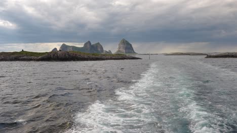 Insel-Sanna-Mit-Dem-Berühmten-Traenstaven-An-Der-Norwegischen-Küste,-Norwegen