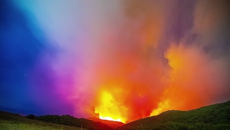 Ein-Lauffeuer-Brennt-Bis-In-Die-Nacht-Hinein-Mit-Leuchtend-Orangefarbenen-Flammen-Und-Rauchwolken-über-Der-Hügellandschaft