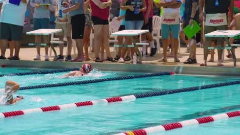 Menschen-Beobachten-Schwimmer,-Die-Im-Schwimmbad-Rennen