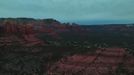 Landschaftsaufnahmen-über-Dem-Red-Rock-Nationalpark-über-Sedona,-Arizona,-USA
