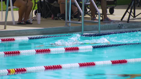 Junge-Schwimmer-Beim-Sommersport-Schwimmtreffen-Im-Freibad,-Siloam-Springs,-Arkansas,-USA