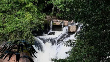 Ein-Wunderschön-Malerischer-Wasserfall-Im-Wald-Des-Nationalparks-Khao-Yai,-Heo-Suwat-Wasserfall-In-Der-Provinz-Nakhon-Ratchasima,-Thailand