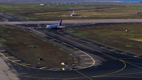 Boeing-Flugzeug-Der-Icelandair-Rollt-Auf-Dem-Rollfeld-Des-Flughafens-Keflavik