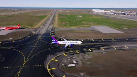 Avión-Que-Llega-Al-Aeropuerto-Internacional-De-Islandia-Conduciendo-Por-La-Calle-De-Rodaje