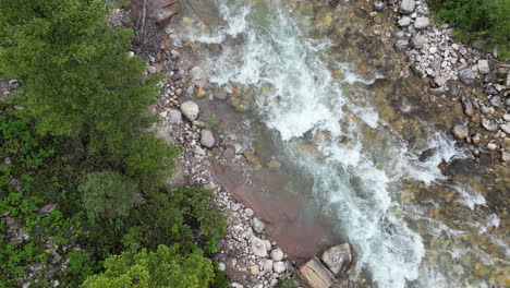 Rauschendes-Wildwasser-Im-Flachen-Fluss---Luftaufnahmen-Von-Oben-Nach-Unten,-4K