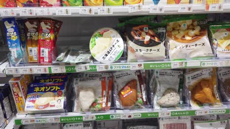 Toma-Panorámica-Hacia-La-Derecha,-Estante-De-Una-Tienda-De-Conveniencia-Con-Productos-Alimenticios-Japoneses-Envasados.