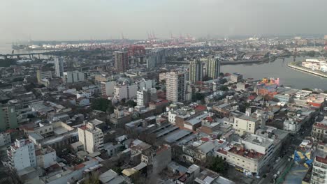 Eine-Vogelperspektive-Auf-La-Boca,-Mit-Der-Nicolás-Avellaneda-Brücke-Und-Dem-Hafen-Von-Buenos-Aires-Im-Hintergrund