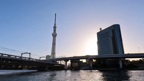 Tokyo-Skytree-Stadtbild-Mit-Wunderschönem-Blauen-Himmel-In-Der-Abenddämmerung-Mit-Dem-Sumida-Fluss
