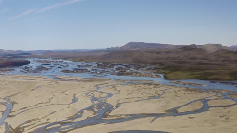 Vista-Aérea-Del-Río-Glacial-Tungnaá-En-Las-Tierras-Altas-De-Islandia-Durante-El-Día-Soleado-Con-Cielo-Azul