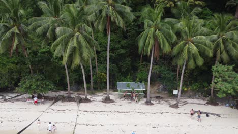 La-Gente-De-Los-Barcos-Turísticos-De-Isla-En-Isla-Almorzando-En-La-Cala-Pasadigan-En-La-Isla-Cadlao---El-Nido--Filipinas