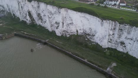 Aufsteigende-Luftaufnahme-Von-Kingsdown,-Kent,-Großbritannien,-Auf-Einer-Klippe,-Häuser,-Nebliger-Morgen