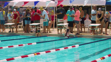 Nadador-Adolescente-Sale-De-La-Piscina-En-Una-Competición-De-Verano-En-Siloam-Springs,-Arkansas,-Estados-Unidos
