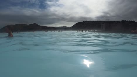 Was-Machen-Die-Menschen-In-Der-Blauen-Lagune-Islands?