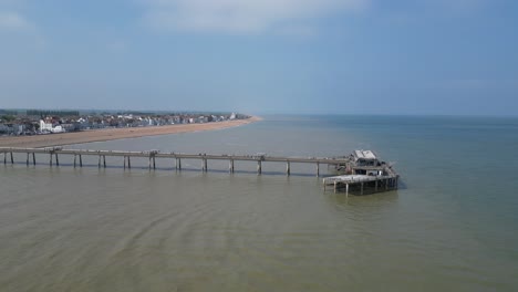 Pier-Am-Deal-Kent-UK-Drohne,-Luftiger-Sommerblauer-Himmel