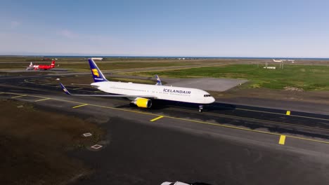 Boeing-Flugzeug-Rollt-Auf-Rollbahn-Aus-Betonasphalt-In-Richtung-Flughafenterminal
