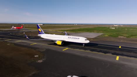 Avión-Boeing-De-Rodadura-Sobre-Pista-De-Rodaje-Asfaltada-De-Hormigón-Hacia-La-Terminal-Del-Aeropuerto