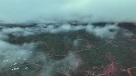 Niebla-Y-Nubes-Sobre-El-Paisaje-De-Sedona-Temprano-En-La-Mañana-En-Sedona,-Arizona.