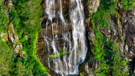 Nahaufnahme-Eines-Entspannenden-Wasserfalls,-Umgeben-Von-üppigen-Grünen-Bäumen