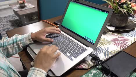 Un-Hombre-De-Mediana-Edad-Escribiendo-En-Una-Computadora-Y-Viendo-Un-Video