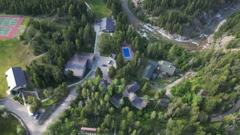 Sommercampingplatz-Mitten-Im-Wald-Und-Neben-Dem-Fluss