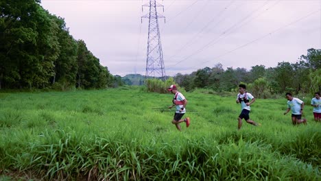 Trailrunner-Passieren-Eine-Wiese