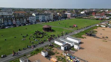 Große-Menschenmenge-Musikpavillon-Deal-Kent-UK-Drohne,-Antenne