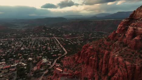 Red-Rock-Buttes-Und-Stadtbild-Von-Sedona-Im-Coconino-Nationalpark-In-Arizona,-USA
