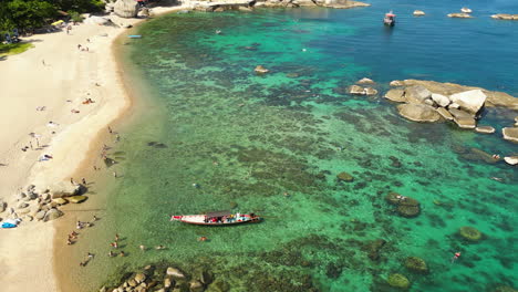 Drohnenaufnahme-Zeigt-Touristisches-Schwimmen,-Segeln-Und-Sonnenbaden-Auf-Der-Unberührten-Thailändischen-Insel-Koh-Tao,-Umgeben-Von-Korallenriffen,-Thailand