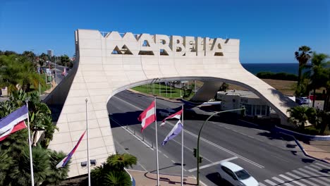 Toma-Estática-Del-Cartel-De-Marbella,-También-Conocido-Como-El-Arco-De-Marbella.