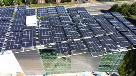 Paneles-Solares-En-La-Azotea-Del-Edificio-Moderno-De-La-Universidad-Estatal-De-Ohio---Nueva-Construcción---Drone-Aéreo