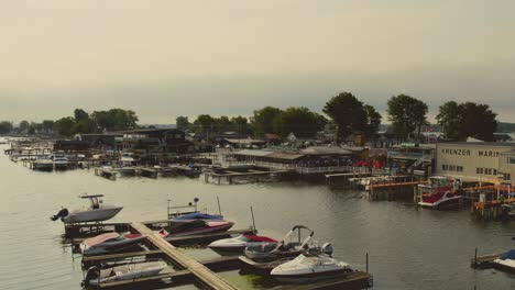 Drohnenschuss-Von-Den-Bootsanlegestellen-Und-Strandhäusern-Am-Sodus-Point,-New-Yorker-Urlaubsort-An-Der-Landspitze-Am-Ufer-Des-Lake-Ontario