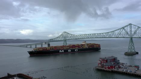 El-Carguero-MSC-Pasando-Por-Debajo-Del-Puente-Astoria-Megler-En-Astoria,-Oregon,-EE.UU.