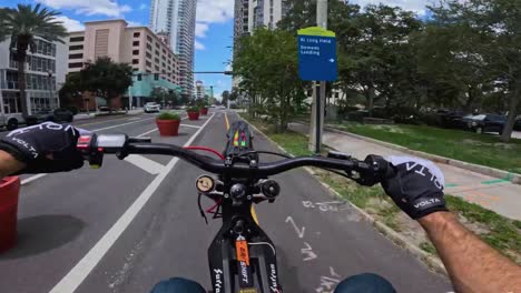 Hombre-Fpv-Yendo-A-Toda-Velocidad-En-Bicicleta,-Realizando-Acrobacias-En-La-Carretera-De-La-Ciudad