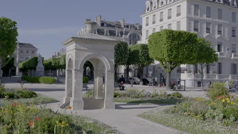 Car-passing-by-a-monumental-fountain-in-Pau