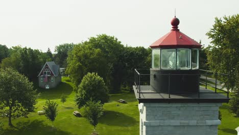 Disparo-De-Un-Dron-Pasando-Por-La-Enorme-Luz-Y-Las-Lentes-De-Los-Faros-Y-El-Museo-En-Sodus-Point,-Lugar-De-Vacaciones-De-Nueva-York-En-La-Punta-De-La-Tierra-A-Orillas-Del-Lago-Ontario.