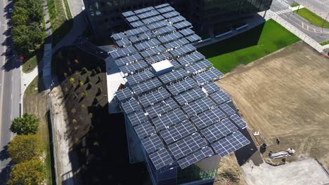 Paneles-Solares-En-La-Azotea-Del-Edificio-Moderno-De-La-Universidad-Estatal-De-Ohio---Nueva-Construcción---Drone-Aéreo