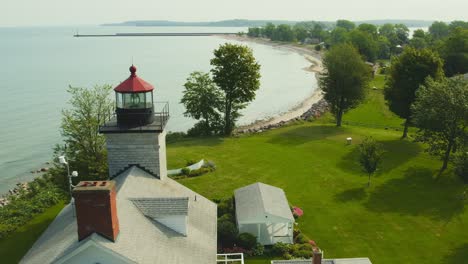 Drohnen-Schönheitsaufnahme-Der-Historischen-Leuchttürme,-Museen-Am-Sodus-Point,-New-Yorker-Urlaubsort-An-Der-Landspitze-Am-Ufer-Des-Lake-Ontario