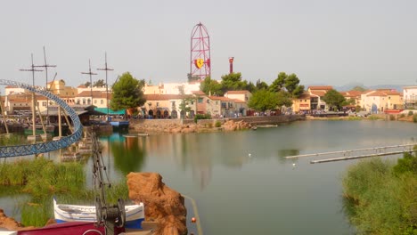 Parque-De-Atracciones-Port-Aventura-Con-Muchas-Montañas-Rusas-En-Un-Día-Soleado-En-España