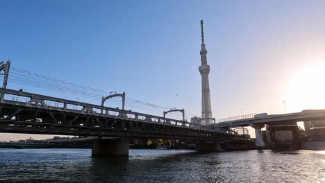 Paisaje-Urbano-De-Tokio-Skytree-Con-Hermoso-Día-De-Cielo-Azul-Y-Sumida