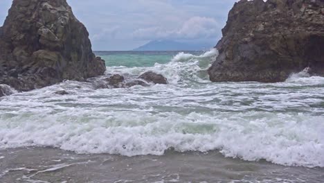 Meereswellen-Am-Strand-Von-Banbanon-In-Zeitlupe,-Surigao-Del-Norte,-Philippinen