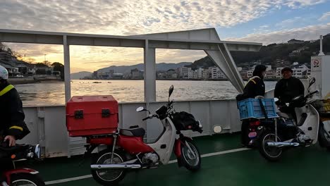 Pasajeros-En-Un-Ferry-Que-Cruza-Una-Vía-Fluvial-Al-Atardecer-Concepto-De-Transporte-Japonés