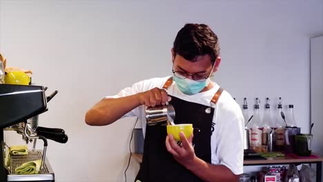 Manos-Barista-Haciendo-Arte-Latte