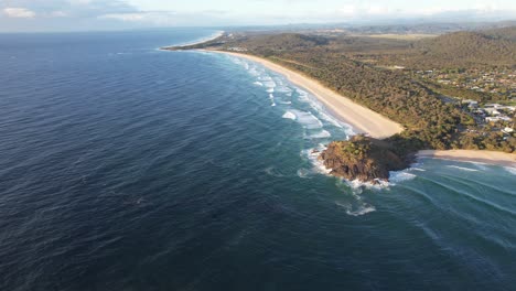 Vista-Panorámica-Sobre-Norries-Head-En-La-Playa-De-Cabarita-En-Nueva-Gales-Del-Sur,-Australia---Disparo-De-Drones
