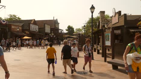 Parque-De-Atracciones-Port-Aventura-En-España-En-Un-Día-Soleado-Con-Muchos-Turistas-Visitando-La-Atracción