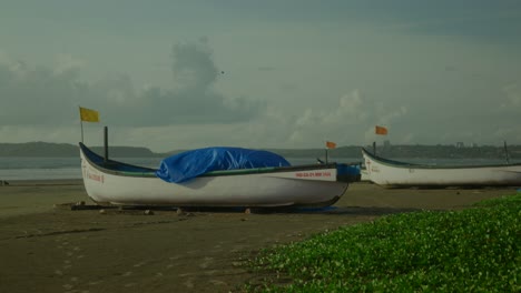 Eine-Malerische-Aufnahme-Zeigt-Traditionelle-Indische-Fischerboote,-Die-Elegant-Am-Sonnenverwöhnten-Strand-Aufgereiht-Sind-Und-Ihre-Leuchtenden-Farben-Und-Ihr-Unverwechselbares-Design-Zur-Schau-Stellen