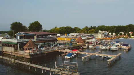 Un-Dron-Disparó-Desde-Los-Barcos-Y-Muelles-Del-Restaurante-En-Sodus-Point,-Un-Lugar-De-Vacaciones-En-Nueva-York-En-La-Punta-De-La-Tierra-A-Orillas-Del-Lago-Ontario.