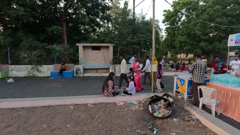 La-Gente-Visita-Parques-De-Atracciones-Con-Sus-Familias-Y-Niños-Pequeños-Durante-Las-Vacaciones.