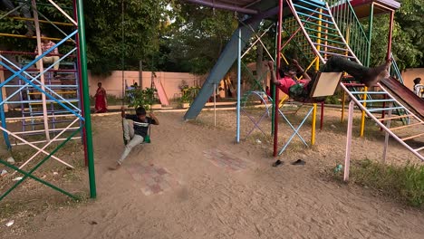 Ein-öffentlicher-Park,-In-Dem-Sich-Zwei-Kinder-Mit-Hilfe-Einer-Rutsche-Vergnügen