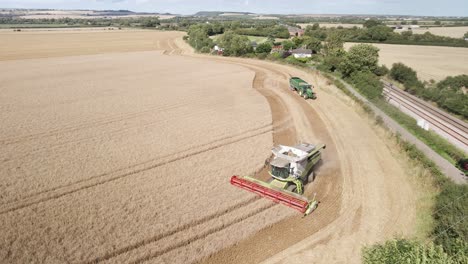 Luftaufnahmen-Eines-Mähdreschers-Und-Eines-Traktors-Bei-Der-Weizenernte